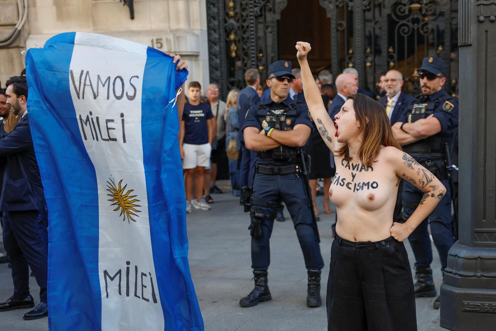 Activistas del movimiento FEMEN durante la protesta que han convocado hoy viernes en los exteriores del Casino de Madrid.