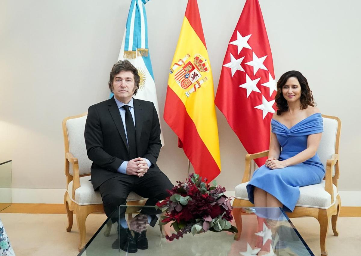 Imagen secundaria 1 - La presidenta de la Comunidad de Madrid, Isabel Díaz Ayuso, entrega la Medalla Internacional de la Comunidad de Madrid al presidente de Argentina, Javier Milei.