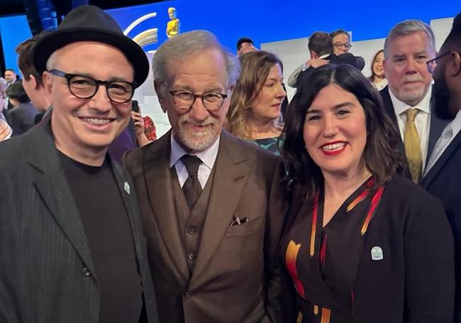 Pablo Berger en la comida de los nominados en el hotel Beverly Hilton junto a Steven Spielberg y la productora de 'Robot Dreams' Sandra Tapia.