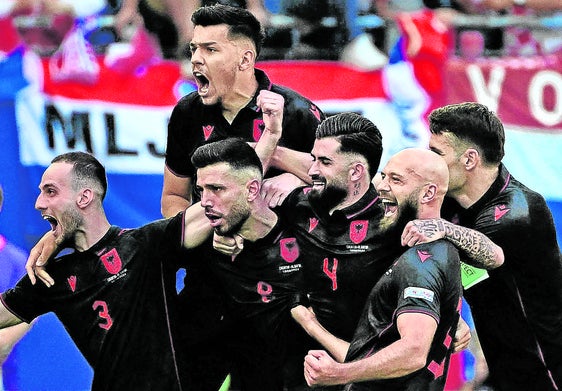 Klaus Gjasula celebra con sus compañeros el gol conseguido frente a Croacia.