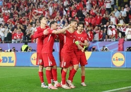 Arda Güler, rodeado de compañeros, celebra su gol ante Georgia.