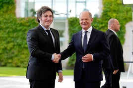 Javier Milei y Olaf Scholz se saludan ayer en Berlín.