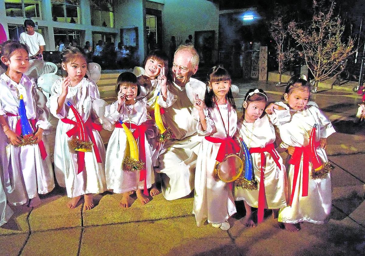 Miguel junto a un grupo de niñas vestidas de angelitos en una fiesta en las pasadas navidades.