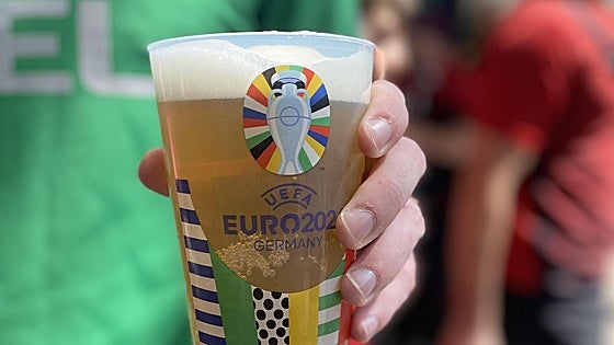La Eurocopa que no se ve: de las obras en las carreteras a las cervezas calentorras