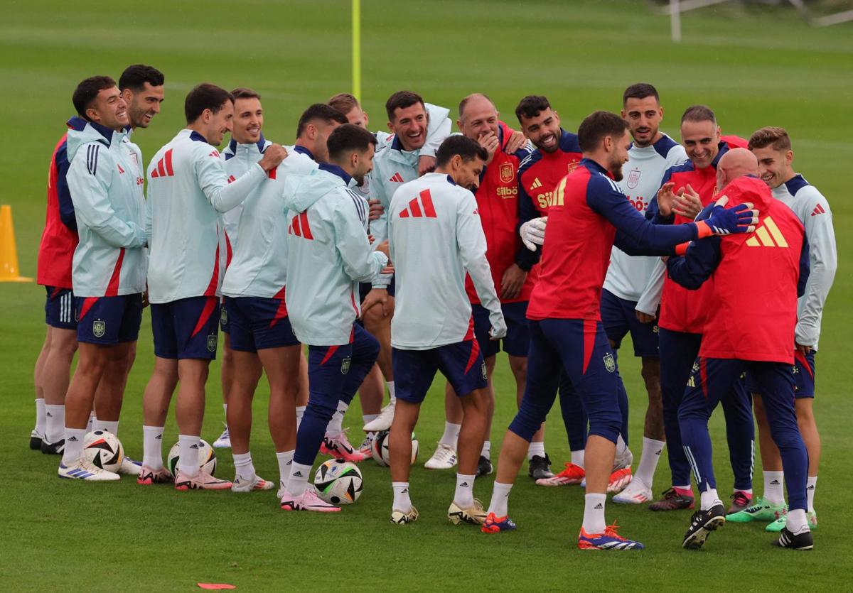 Bromas en el entrenamiento de la selección española