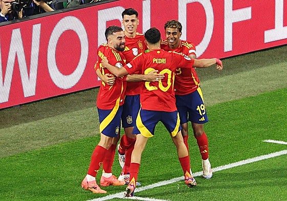 Los jugadores de España celebran el gol ante Italia.