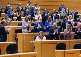 Senadores del grupo popular aplauden a su portavoz, Alicia García, en el pleno del pasado 18 de junio.