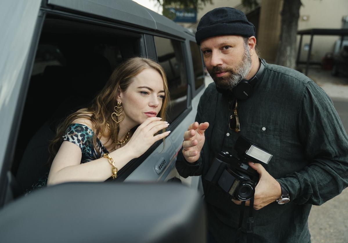 Emma Stone y Yorgos Lanthimos, durante el rodaje de 'Kinds of Kindness'.