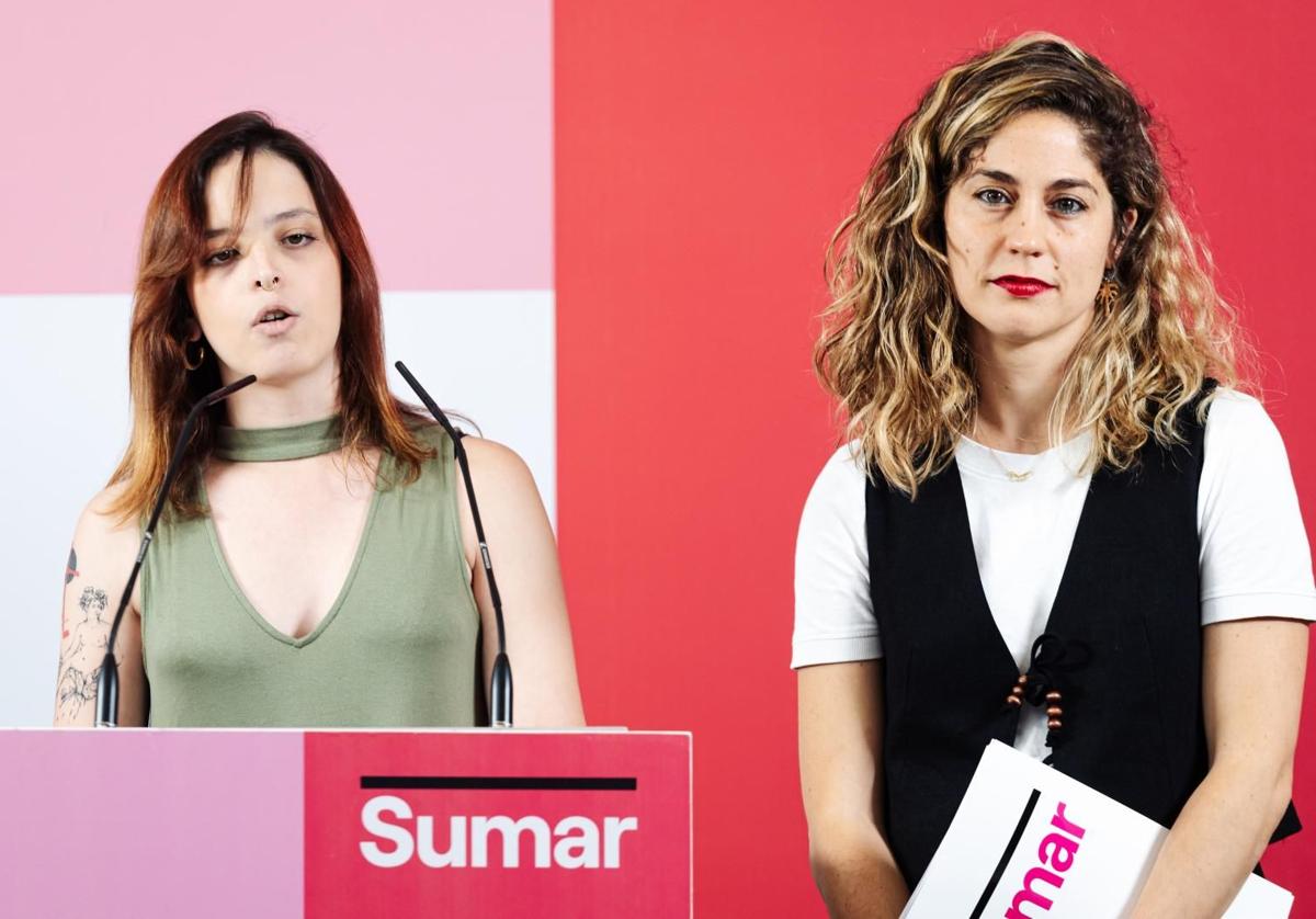 Elizabeth Duval y Lara Hernández, miemrbos de la dirección colegiada e interina de Sumar, este lunes en rueda de prensa en la sede del partido.