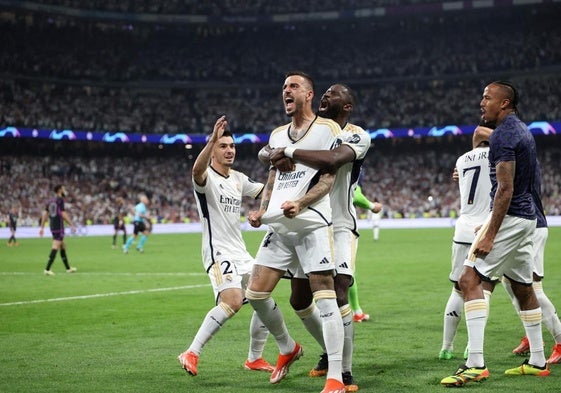 Joselu junto a sus compañeros celebrando uno de sus dos goles frente al Bayern Múnich en Champions.