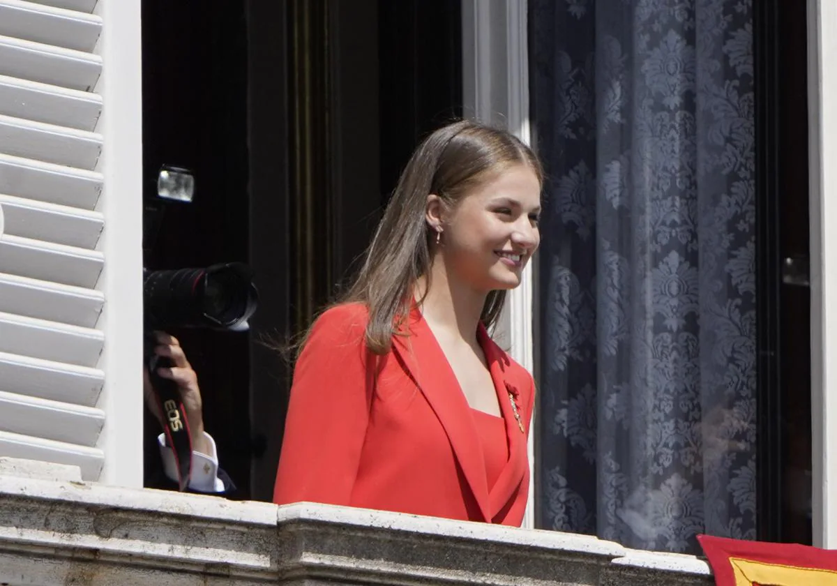 La Princesa Leonor sale al balcón de la Plaza de Oriente por el X aniversario de la Proclamación de Su Majestad el Rey.