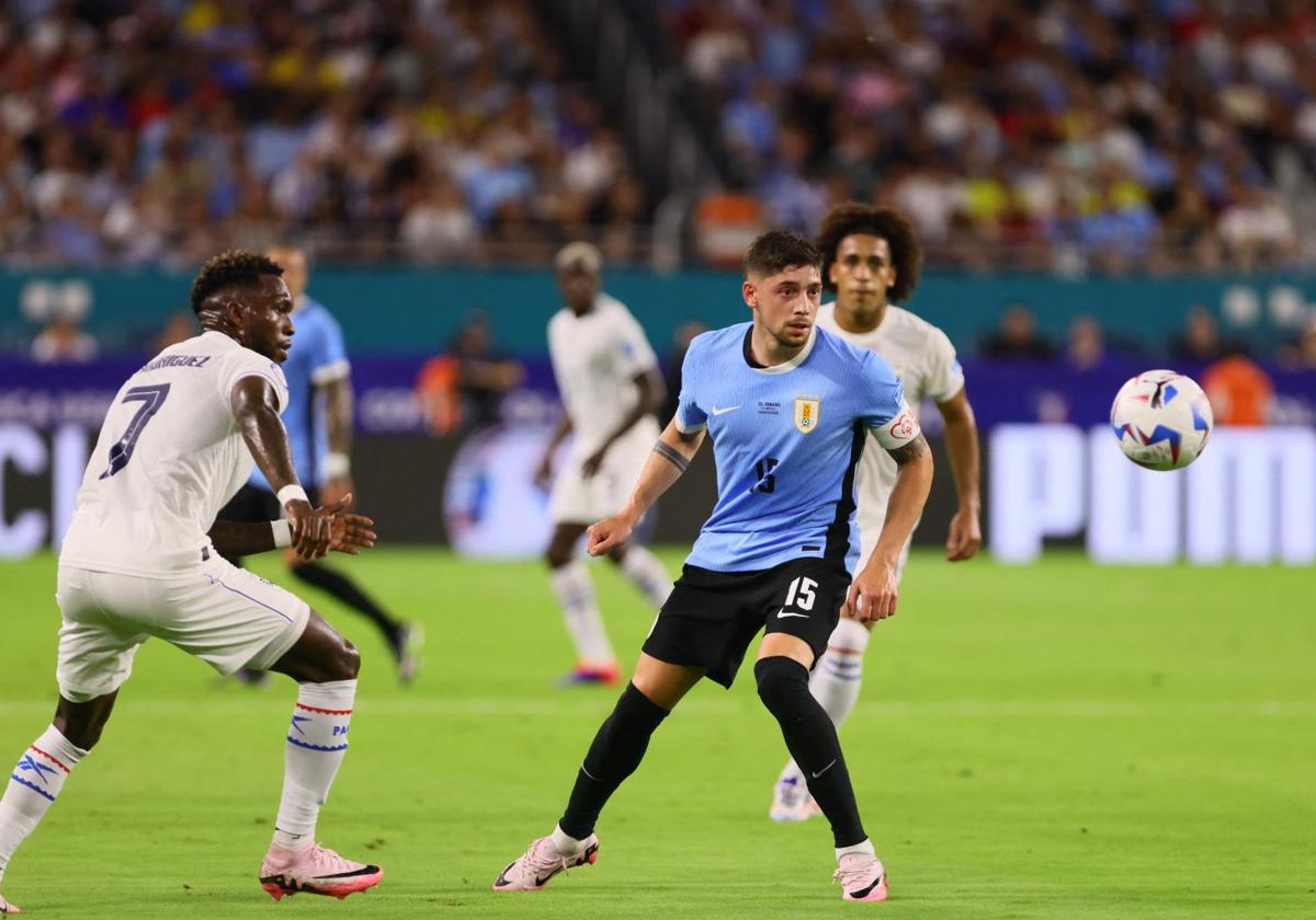 Fede Valverde, con el brazalete de capitán, en una acción durante el partido contra Panamá.