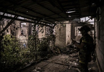 Zelenski destituye a un comandante por el alto número de bajas en el frente