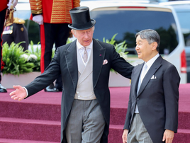 Carlos III con los emperadores de Japón, dos familias en apuros