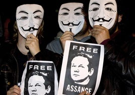 Seguidores de Wikileaks se manifiestan en apoyo del fundador Assange en Madrid en 2010.