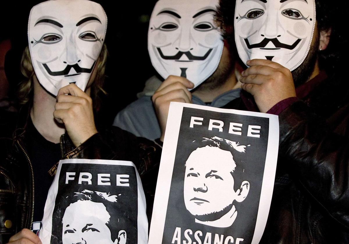 Seguidores de Wikileaks se manifiestan en apoyo del fundador Assange en Madrid en 2010.