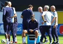 Didier Deschamps supervisa un entrenamiento de la selección francesa, con Kylian Mbappé sentado.