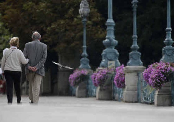 Una pareja de jubilados paseando.