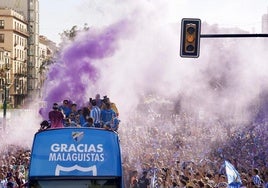 Jugadores del Málaga CF celebran el ascenso a Segunda División.