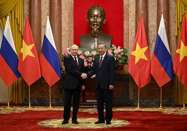 普京完全不像共产主义者，他利用了苏联的旧关系。 在胡志明雕像中。