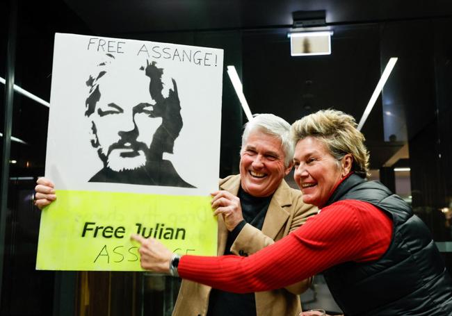 Seguidores de Assange celebran su liberación frente al hotel de Canberra en el que estará alojado.