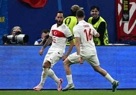 Hakan Çalhanoglu celebra el gol que marcó ante la República Checa.