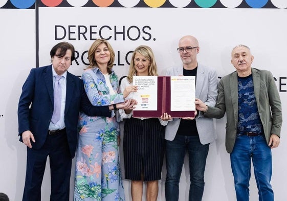 La vicepresidenta, Yolanda Díaz, junto a los secretarios generales de CC OO y UGT, y miembros de la patronal.