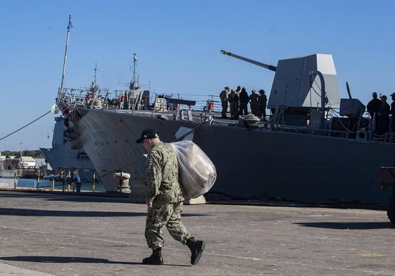 Un militar estadounidense pasa por delante de un destructor.