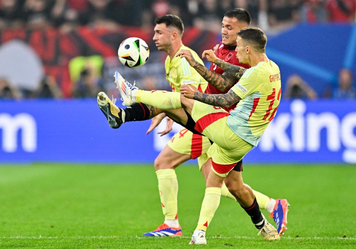 Grimaldo y Laporte defienden a Rey Manaj en un lance del partido entre España y Albania.