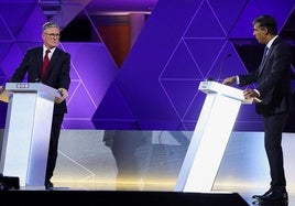 El primer ministro británico, Rishi Sunak, y el líder laborista, Keir Starmer, durante el el debate electoral de este miércoles.