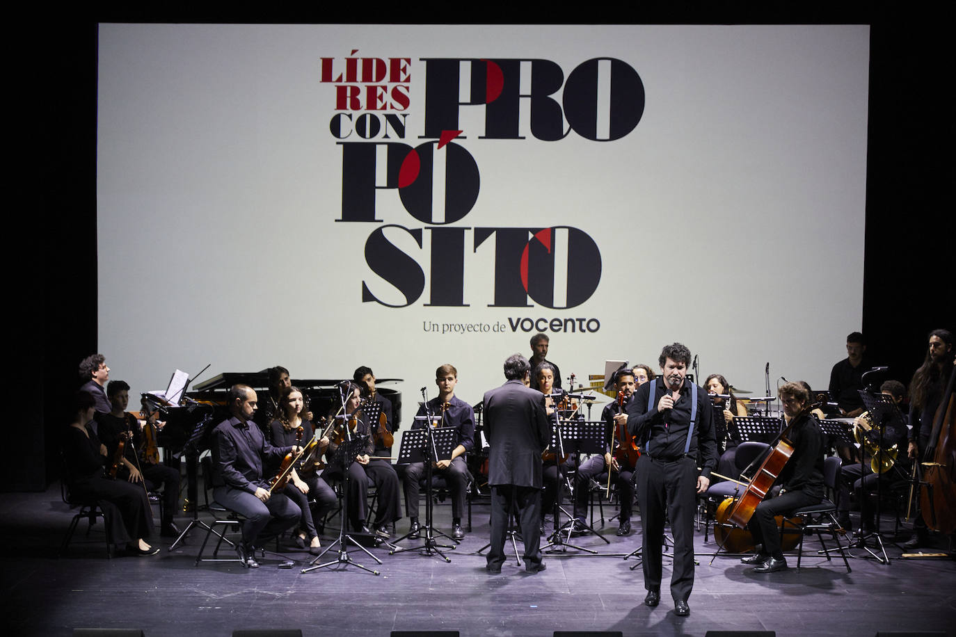 Pedro Alfaro, director de MusicalThinkers, junto con la orquesta que interpretó la Sinfonía del propósito