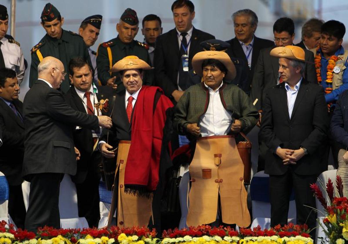 El presidente de Paraguay Horacio Cartes y Evo Morales, durante la inauguración en 2015 de una planta boliviana de hidrocarburos.