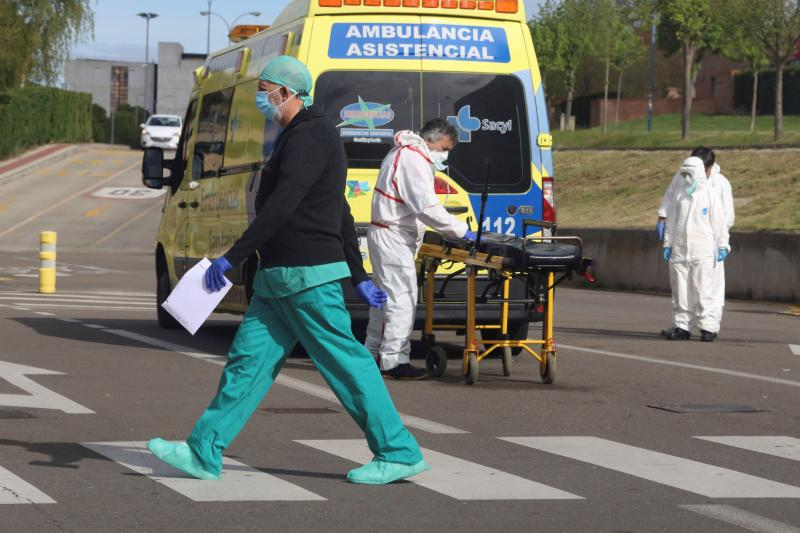 Foto de una ambulancia a las puertas de un hospital