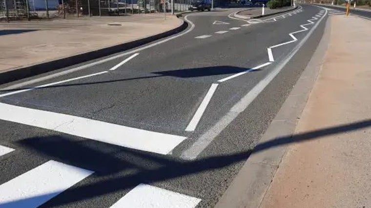 Líneas de borde quebradas antes de un paso de cebra.