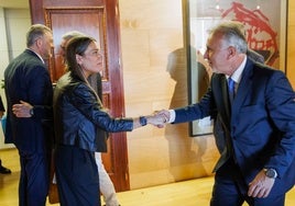 El ministro de Política Territorial, Ángel Victor Torres, saluda a la portavoz de Junts en el Congreso, Míriam Nogueras, antes de un encuentro en el Parlamento.