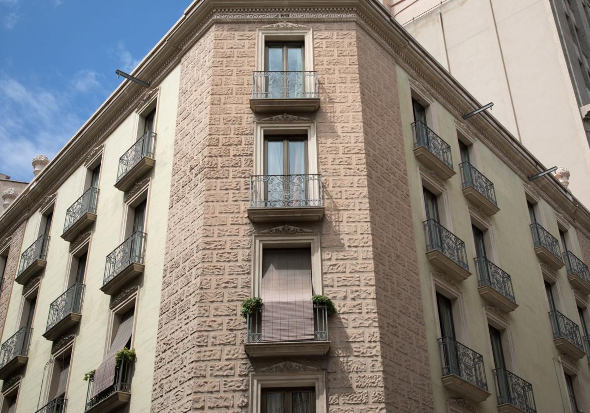 Un edificio de Barcelona con más de una docena de apartamentos turísticos.