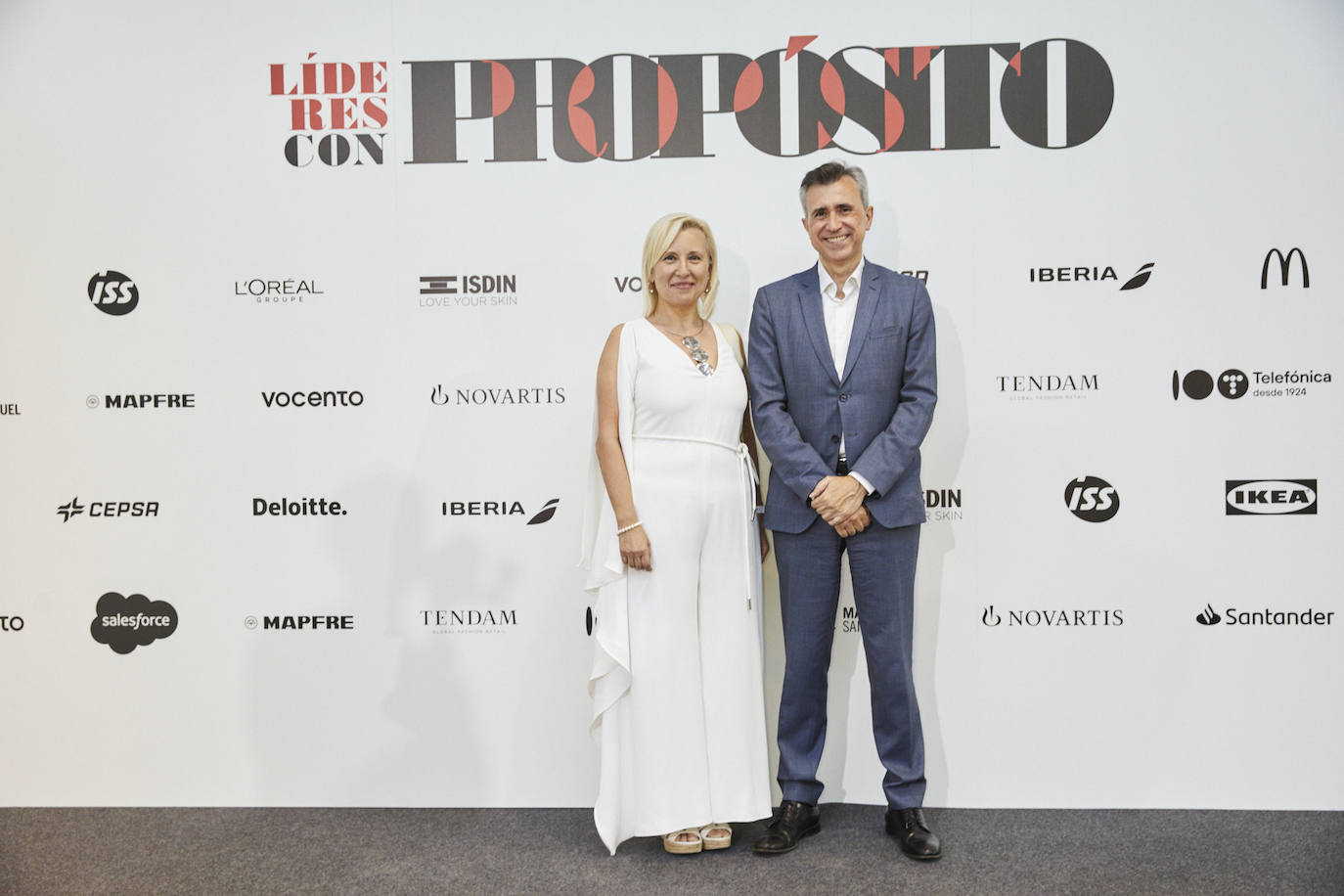 Áurea Benito, directora de People, y Juan Naya, CEO de Isdin