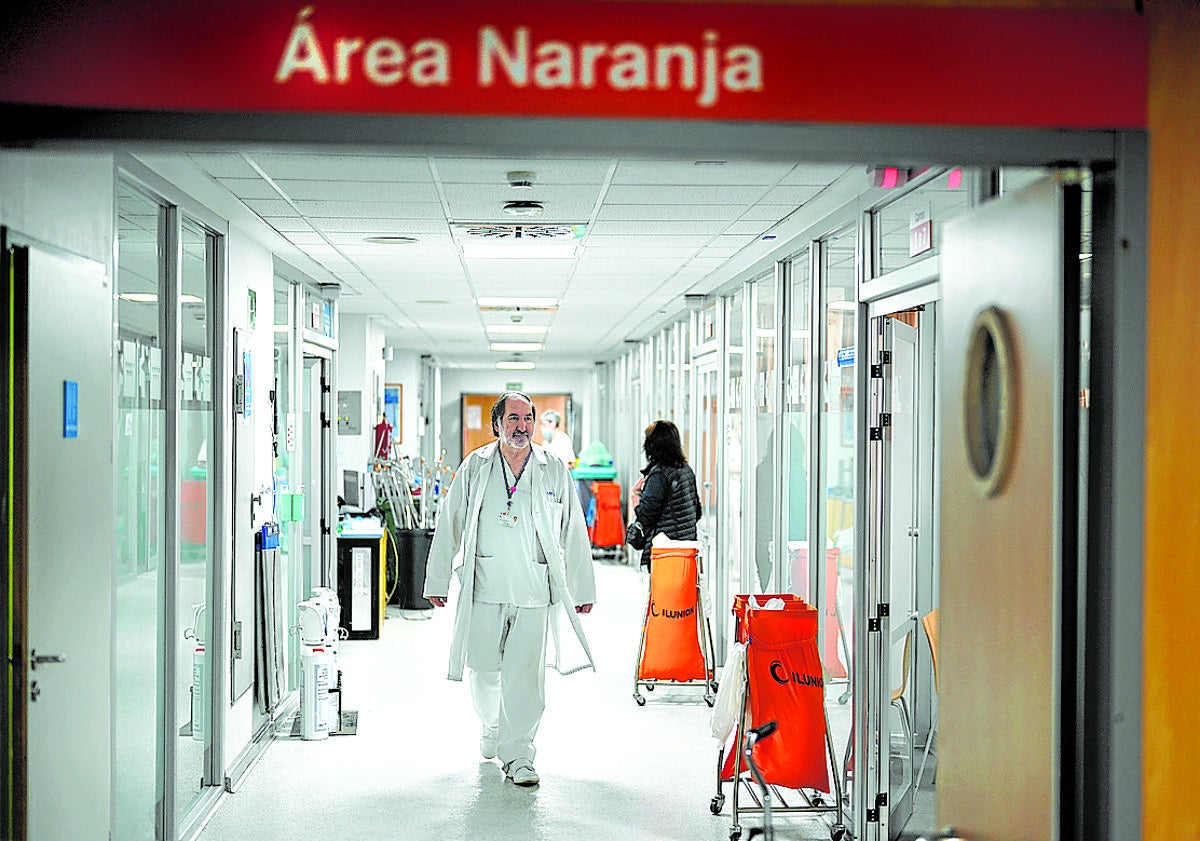 Imagen principal - De arriba abajo: Francisco, en el área naranja de Urgencias donde ingresan los pacientes en estado más crítico; en la habitación del hospital donde descansa las noches de guardia; y oficiando la misa matinal en la capilla del Ramón y Cajal de Madrid.