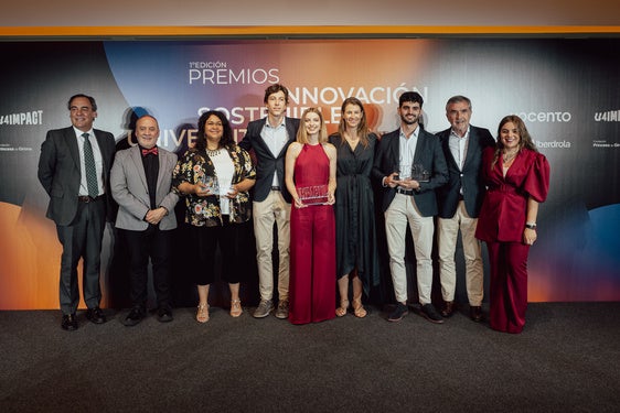 Foto de familia de los primeros Premios Innovación Sostenible Universitaria