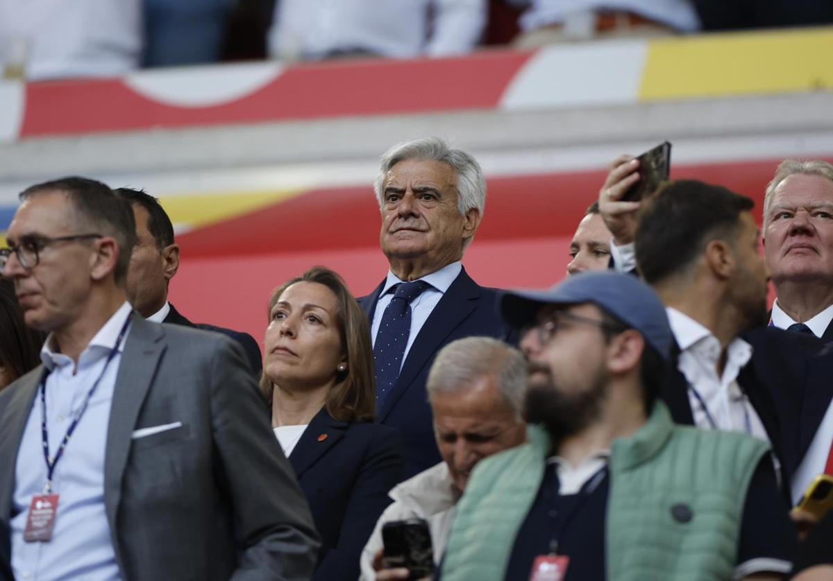 Pedro Rocha, en el palco durante el partido entre España y Albania.