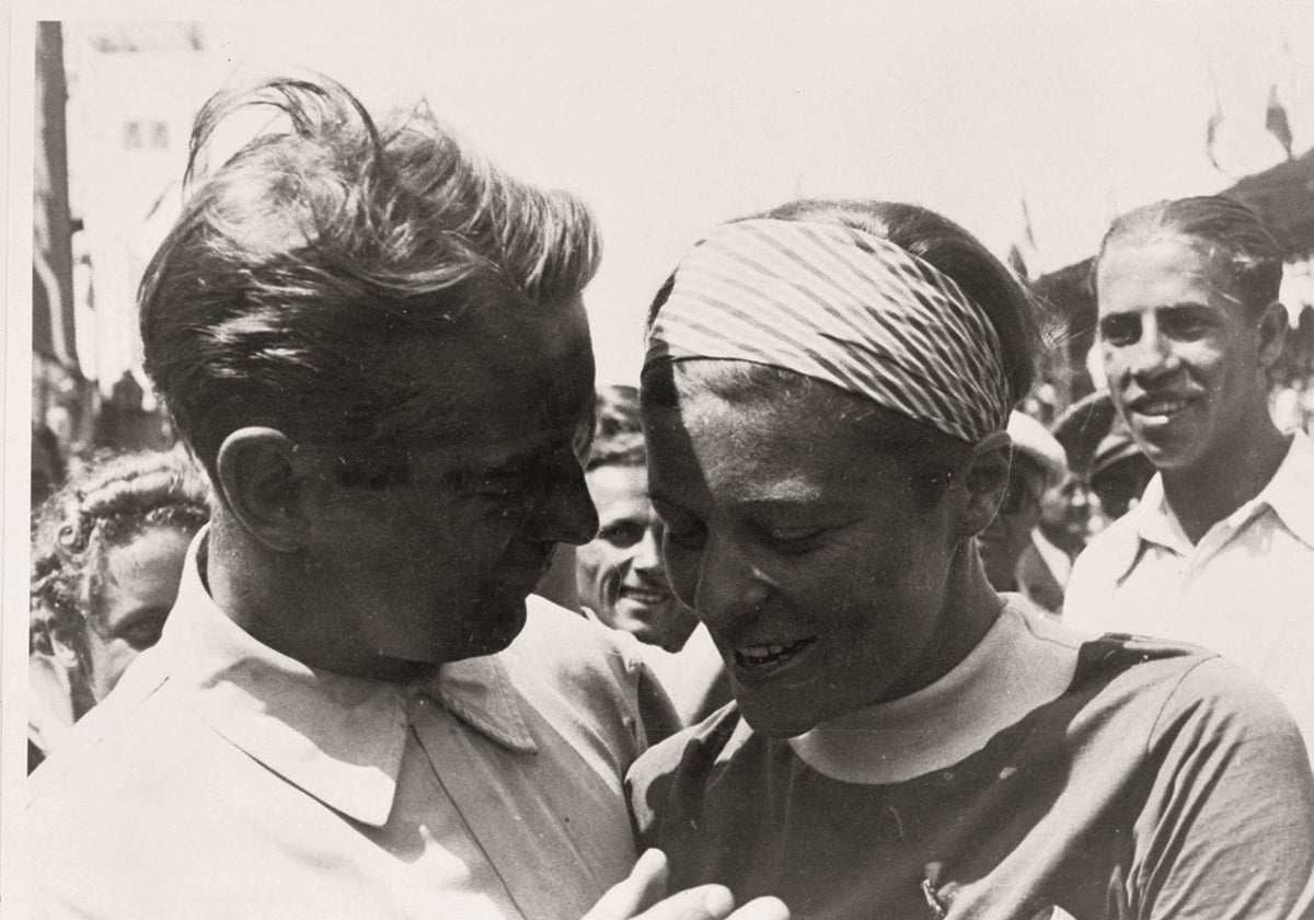 Bernd Rosemeyer y su esposa Elly Beinhorn, en el año 1937 ,en Pesacara, Italia