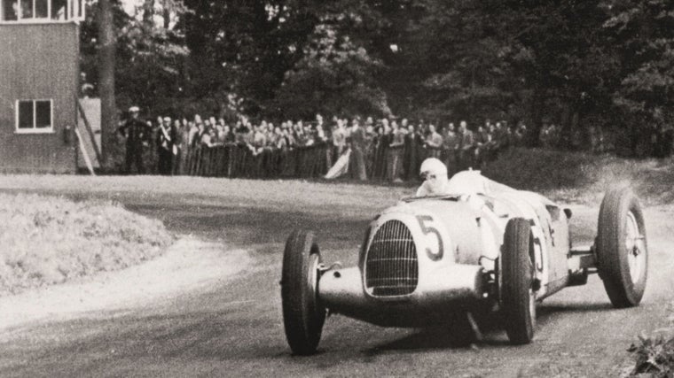 Bernd Rosemeyer logra la victoria en Donington Park en 1937, con el Auto Union Type C