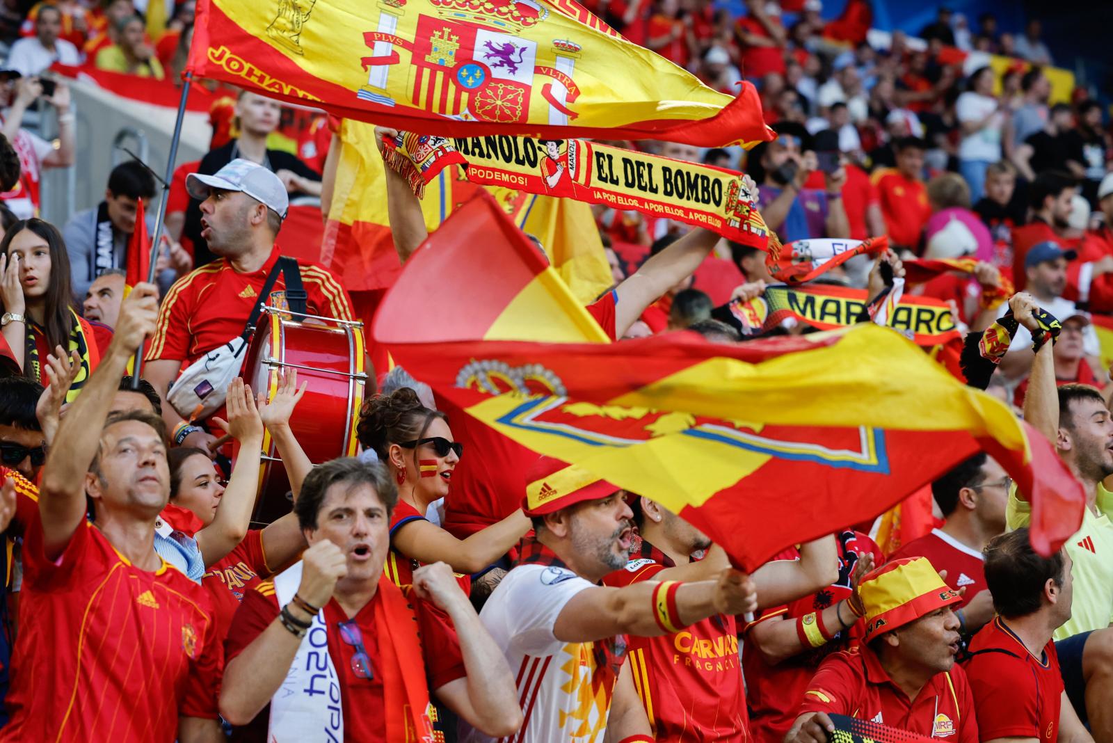 Seguidores españoles animan a la selección ante Albania en Düsseldorf.