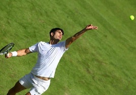 Carlos Alcaraz, entrenando en All England Lawn Tennis de Londres.