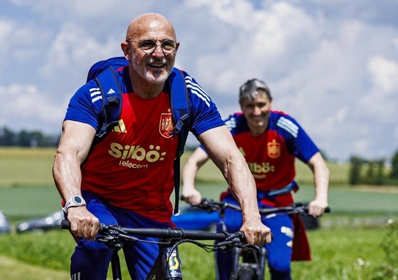 De la Fuente se dirige en bici a un entrenamiento en Alemania.