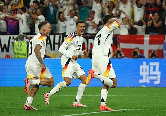Havertz celebra con Raum y Musiala el primero de los goles con los que Alemania tumbó a Dinamarca.