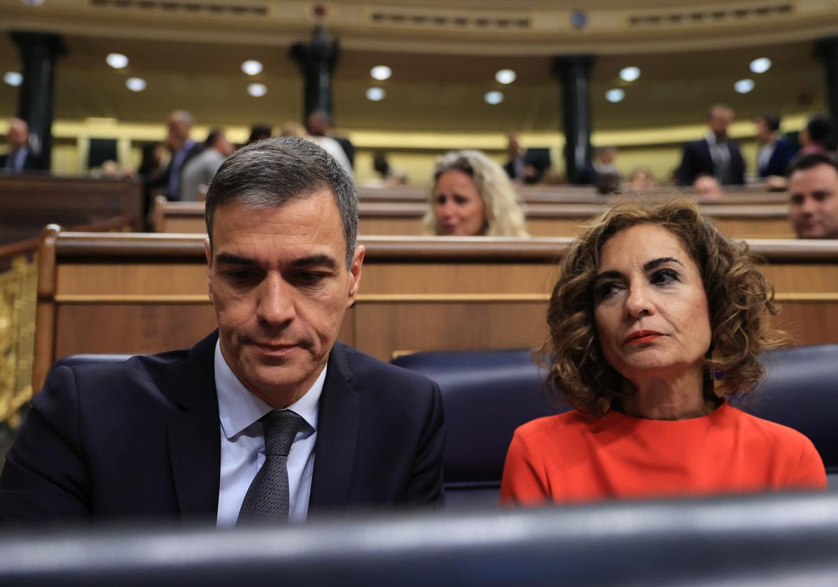 Pedro Sánchez, presidente del Gobierno, junto a la vicepresidenta primera, María Jesús Montero, en el Congreso