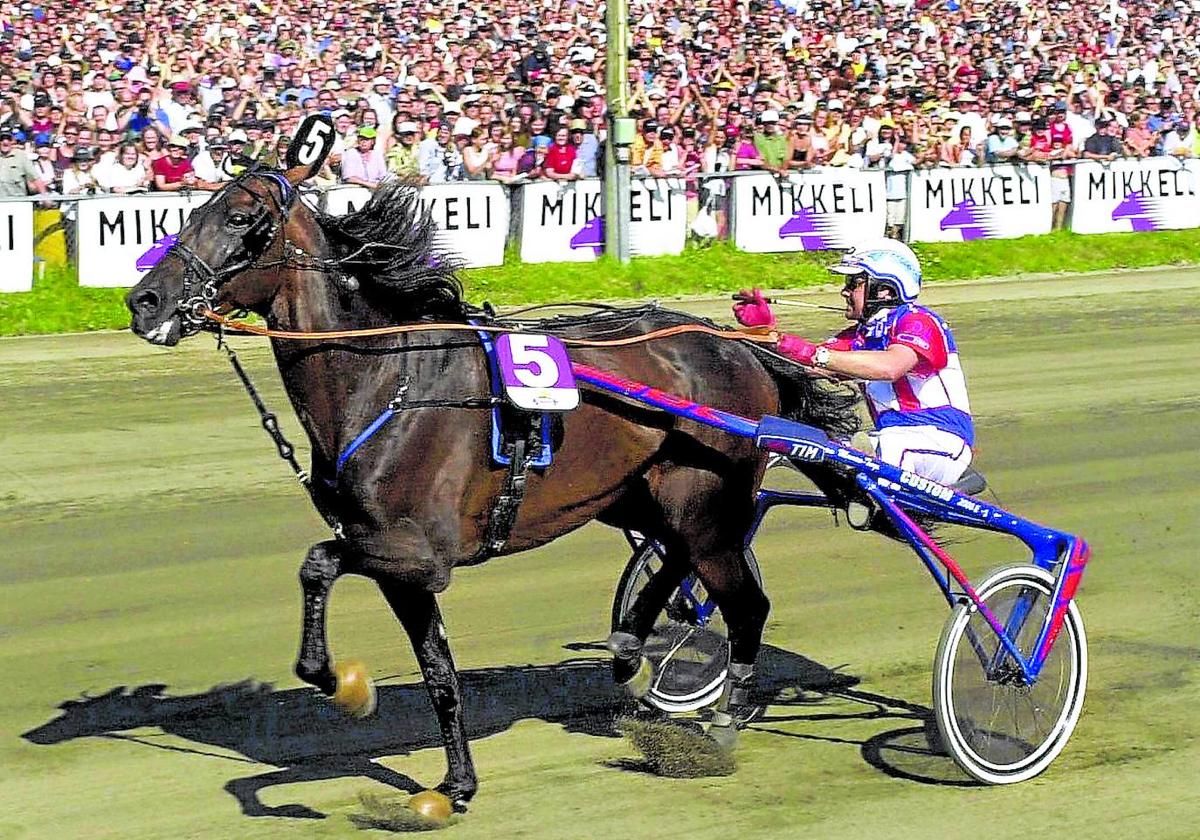 'Varenne' y el jockey italiano Gianpaolo Minnucci reciben el aplauso del público.