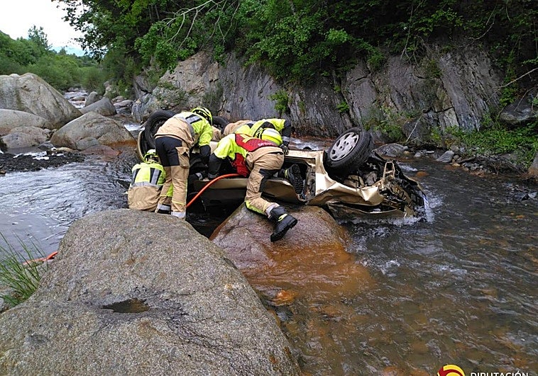 Mueren tres personas tras caer su coche por un puente en Huesca