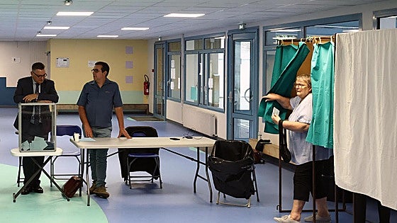 Los franceses acuden en masa a votar: la participación a las 17 horas es 20 puntos más que en 2022